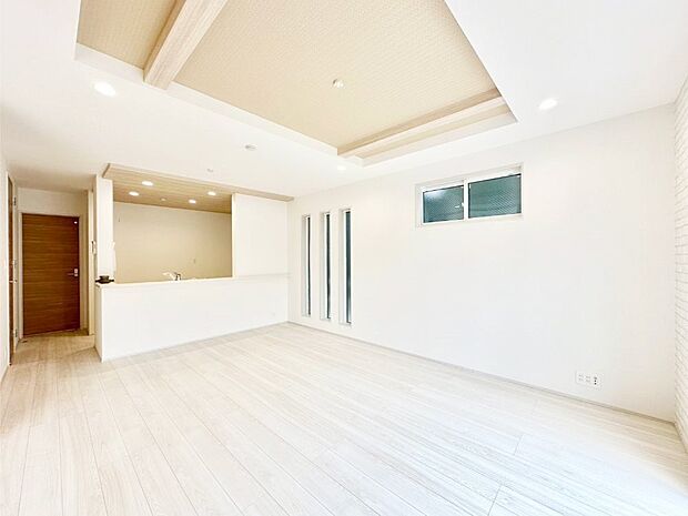 ご家族の賑やかな話し声で包まれる明るいリビング