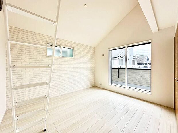 バルコニーが開放感をプラスしてくれる洋室