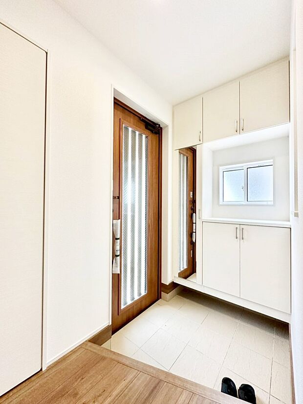 ガラススリットの入った玄関ドアが室内に光を届けてくれます