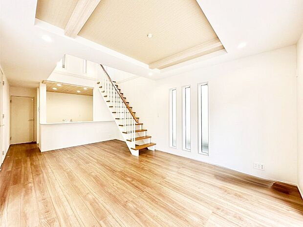 ご家族の賑やかな話し声で包まれる明るいリビング