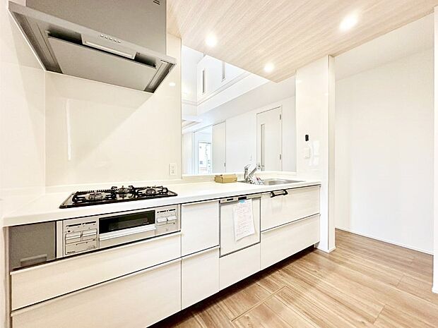 広々とした使い勝手の良いキッチンで日々のお料理も楽しくなりそう