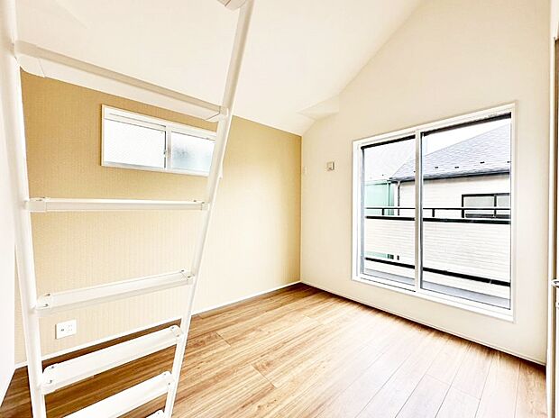 バルコニーが開放感をプラスしてくれる洋室