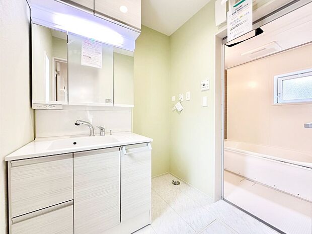 清潔感ある洗面化粧室で朝の身支度も快適