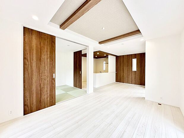 ご家族の賑やかな話し声で包まれる明るいリビング