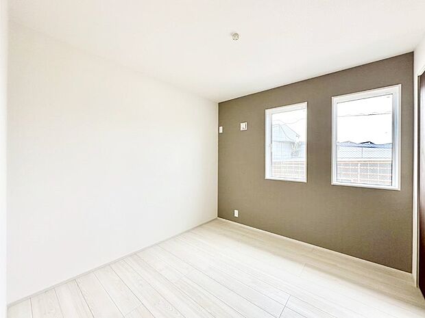 窓からのやさしい光が心地よいプライベートルーム