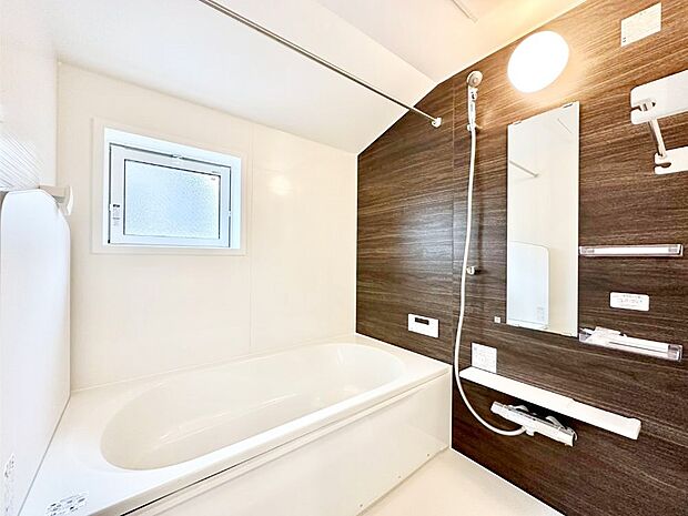 一日の疲れを癒してくれる明るい清潔感のあるバスルーム