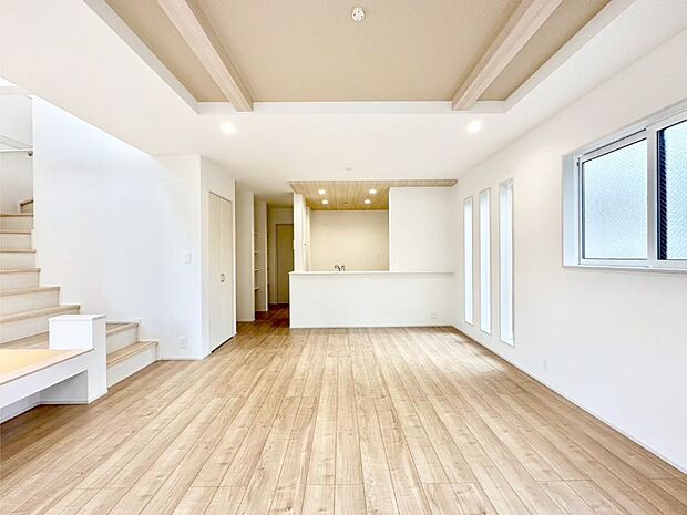 ご家族の賑やかな話し声で包まれる明るいリビング