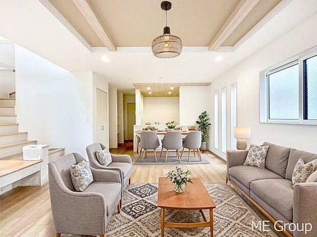 家族の和やかな会話が聞こえてきそう。開放感のあるリビングです。※家具はCGです  