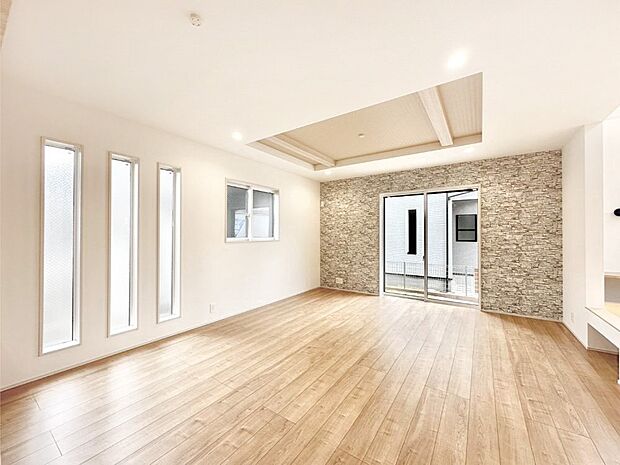 明るい陽光が注ぎ、寛ぎの雰囲気に満たされるダイニング。   