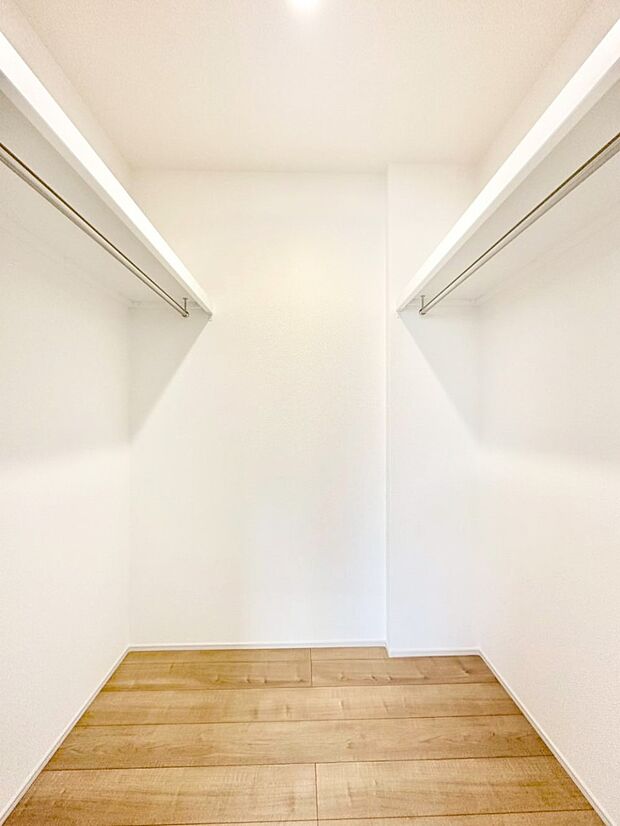 ウォークインクローゼット付きで生活空間を広く利用できます。