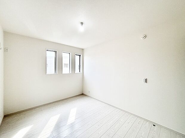 窓からのやさしい光が心地よいプライベートルーム