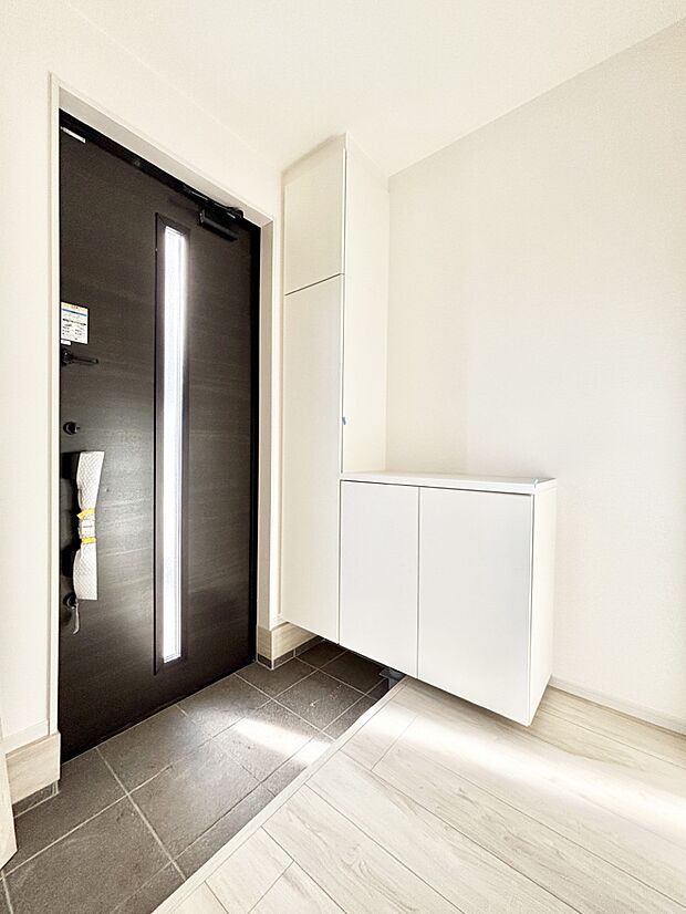 ガラススリットの入った玄関ドアが室内に光を届けてくれます