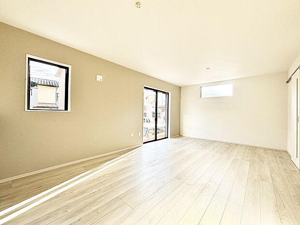 大きな窓からたっぷりの陽光と風を感じられるリビング