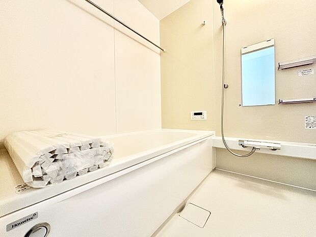 一日の疲れを癒してくれる明るい清潔感のあるバスルーム