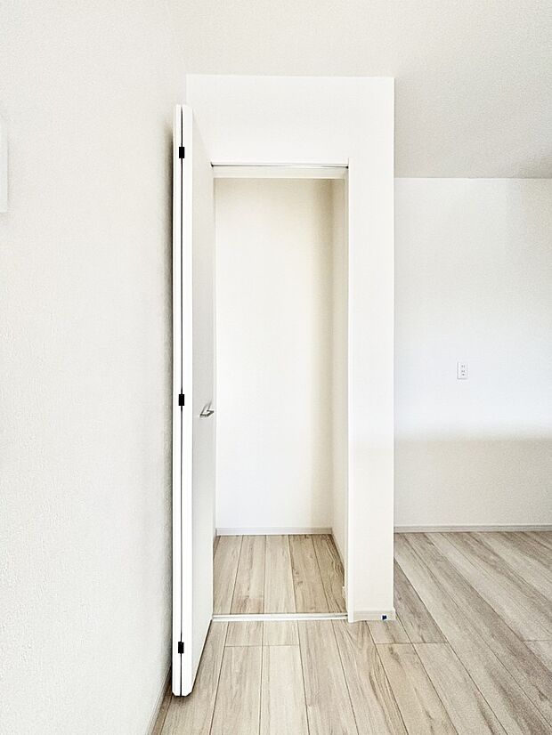 食品のストックや調理器具の保管に便利なパントリー