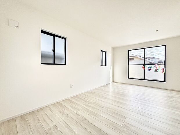 バルコニーが開放感をプラスしてくれる洋室