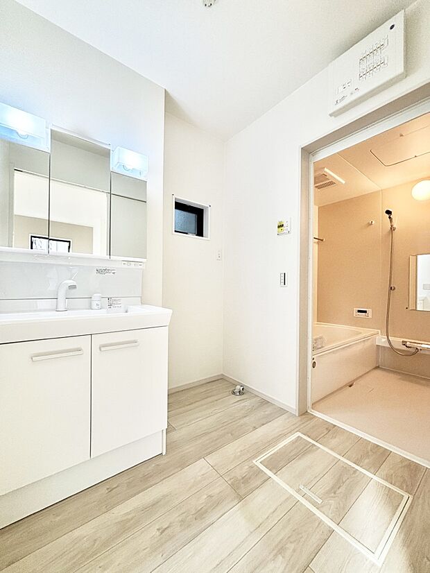 清潔感ある洗面化粧室で朝の身支度も快適