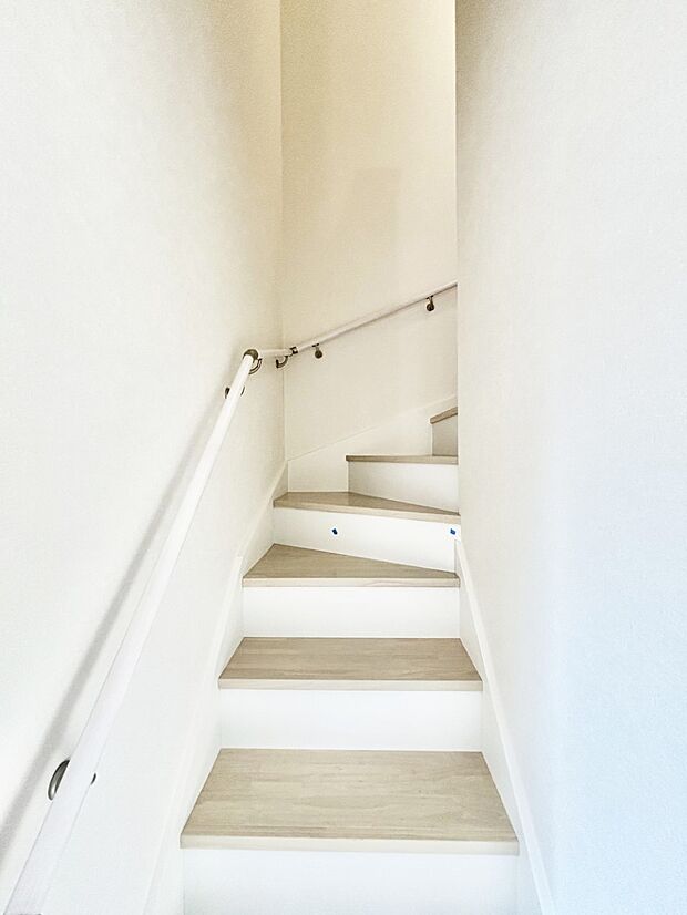 階段は手すり付きなので小さなお子さまやご高齢の方も安心です