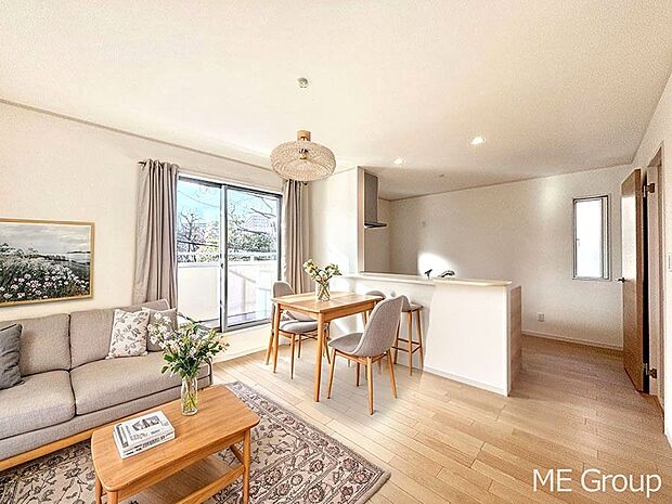 ご家族の賑やかな話し声で包まれる明るいリビング ※家具はCGです