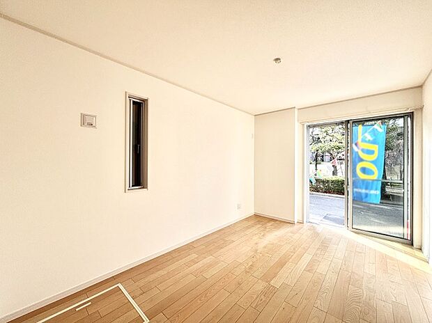 窓からのやさしい光が心地よいプライベートルーム