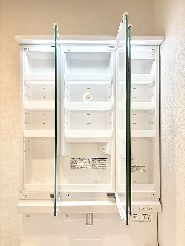 三面鏡の裏に、化粧品や衛生用品などを収納可能。洗面台をすっきりと保ちます！