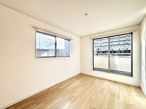 明るいバルコニーサイドに洋室を設置。目覚めの良い寝室に。 