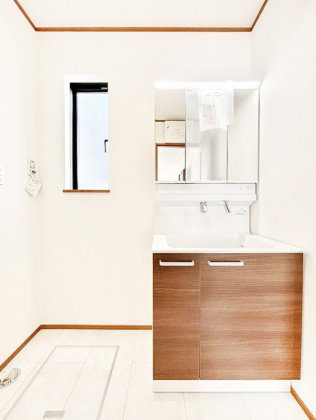 三面鏡キャビネット・シャワー付き洗面化粧台で忙しい朝の身支度もスムーズに！