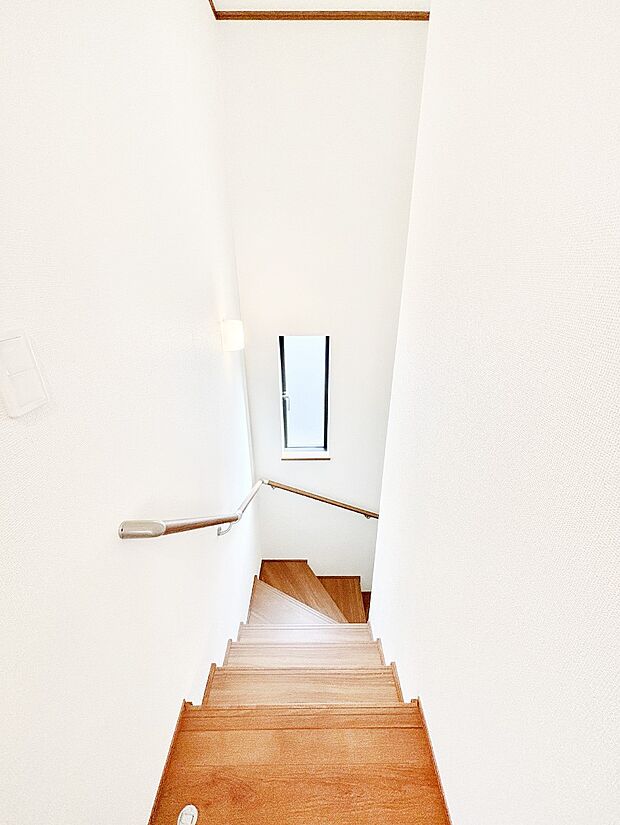 小さなお子様やご年配の方に嬉しい配慮！階段には手摺付きです。