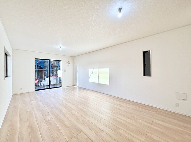 大きな窓からたっぷりの陽光と風を感じられるリビング