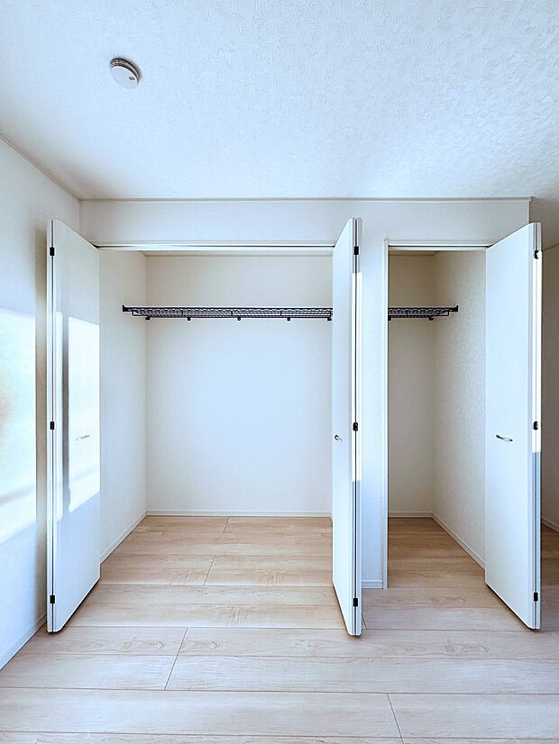 洋室のクローゼット。奥行きがあるので厚手の衣類もすっきり収まります。