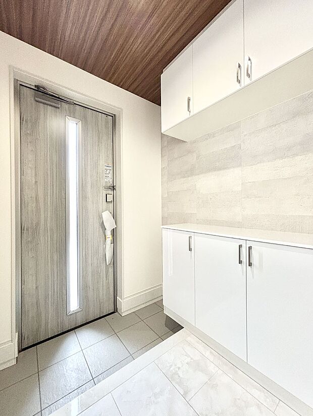 明るい玄関はお客様をお出迎えするのにぴったりです!