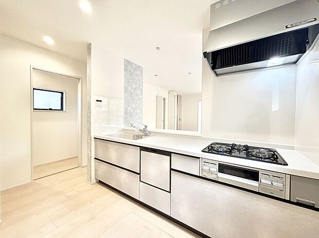 料理をしながらでもご家族との会話を楽しめる対面キッチン