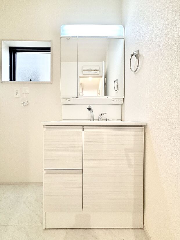 大きく見やすい三面鏡で清潔感ある洗面台は、身だしなみチェックや肌のお手入れにおすすめです。