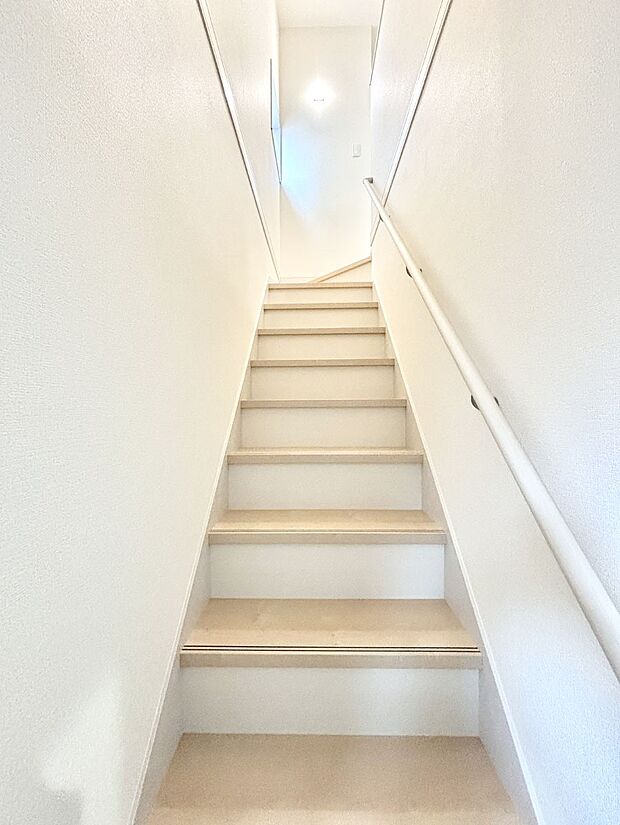 階段は手すり付きなので小さなお子さまやご高齢の方も安心です