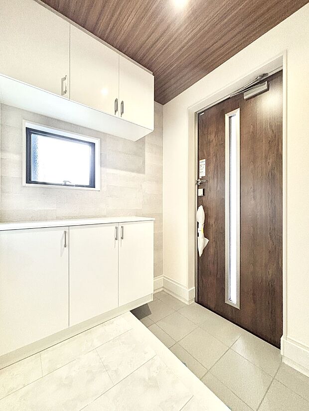 明るい玄関はお客様をお出迎えするのにぴったりです！ 