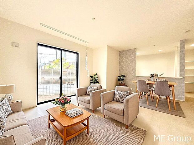 ご家族の賑やかな話し声で包まれる明るいリビング ※家具はCGです