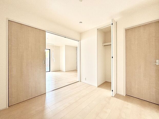 リビング横の洋室は引き戸を開ければリビングと一体に。閉じれば独立した洋室に。