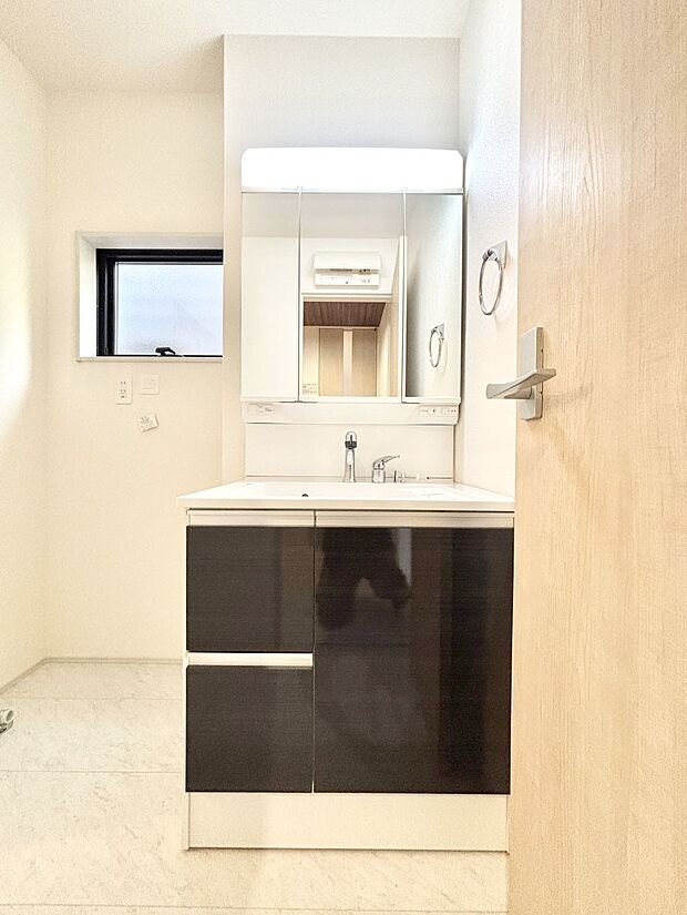 大きく見やすい三面鏡で清潔感ある洗面台は、身だしなみチェックや肌のお手入れにおすすめです。 