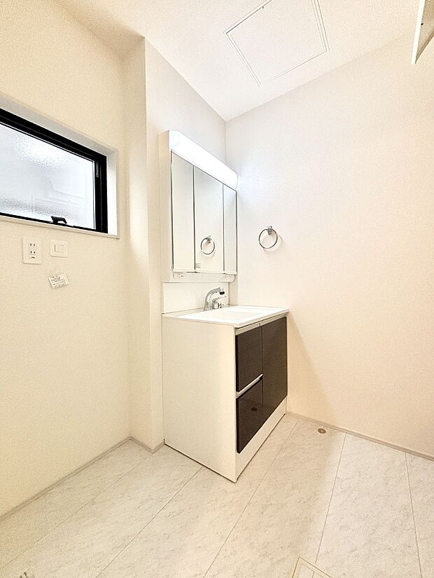 明るい洗面所は毎朝の身支度も楽しくできちゃいそうです。