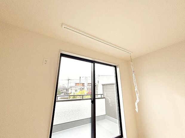 室内物干しポール。梅雨や花粉の時期に大活躍します。  