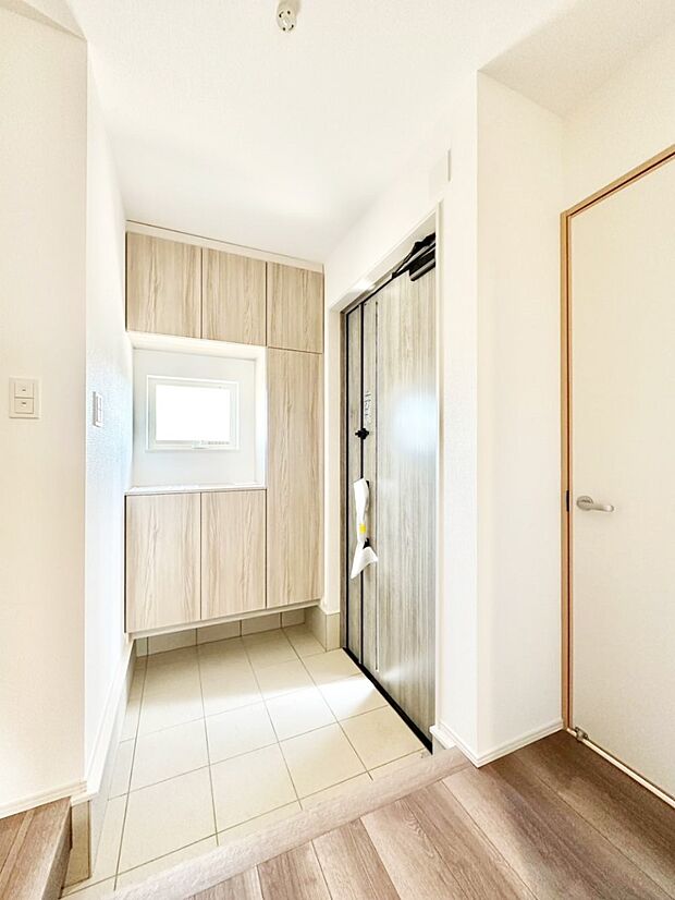 下駄箱はご家族の写真や季節のインテリアで飾り棚として演出できます