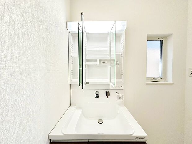 三面鏡の裏に、化粧品や衛生用品などを収納可能。洗面台をすっきりと保ちます！