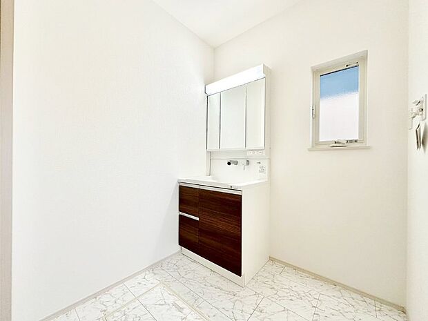清潔感ある洗面化粧室で朝の身支度も快適