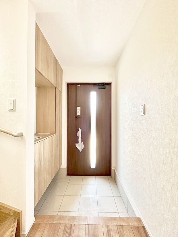 玄関ドアにスリッドラインが入っているので光の演出をしてくれます