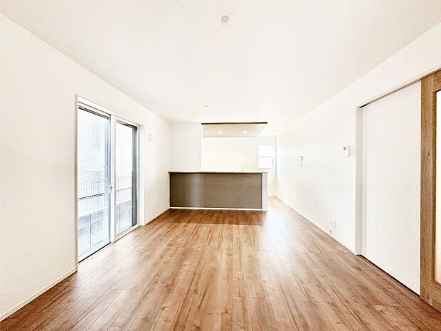 ナチュラルテイストの優しく柔らかい色使いのフローリングが素敵なリビングですね。