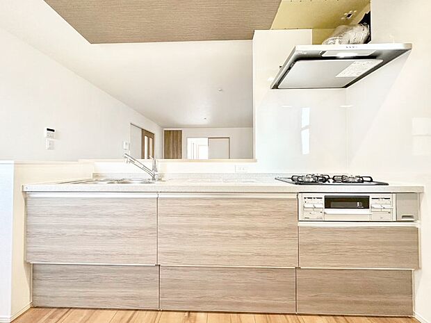 システムキッチンはシンプルでスッキリした飽きの来ないデザインなので永く使えそう!