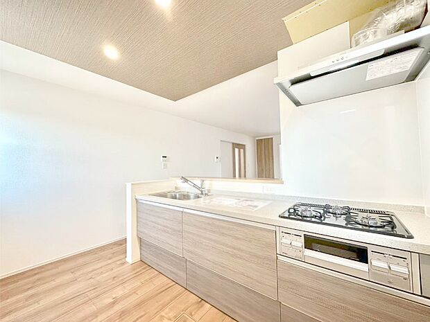 料理をしながらでもご家族との会話を楽しめる対面キッチン　