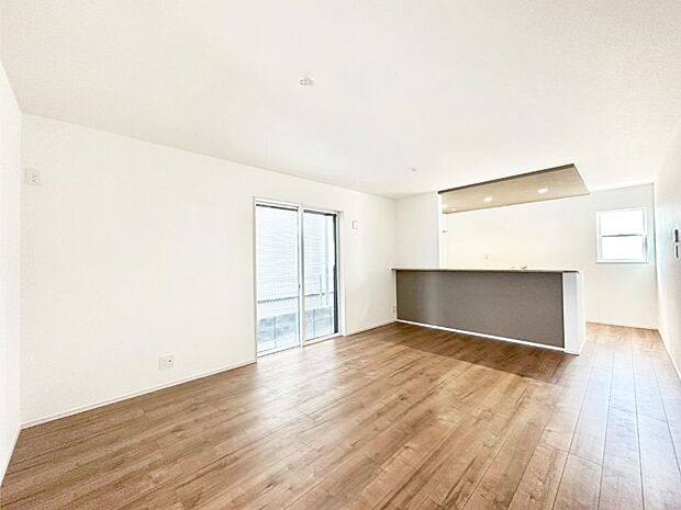 明るい陽光が注ぎ、寛ぎの雰囲気に満たされるダイニング。