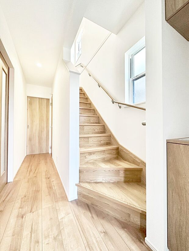 階段は薄暗くなりがちですが、小窓付きなので明るい空間に。