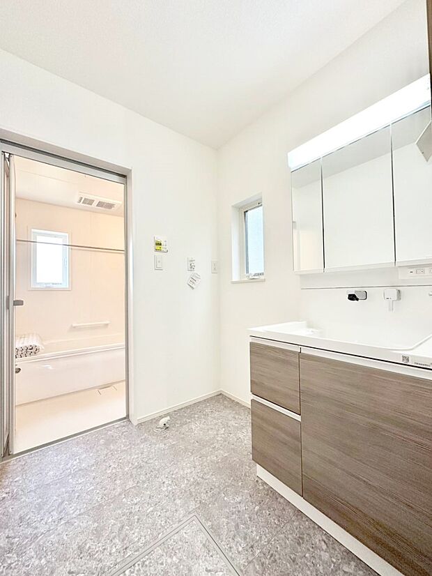 清潔感ある洗面化粧室で朝の身支度も快適